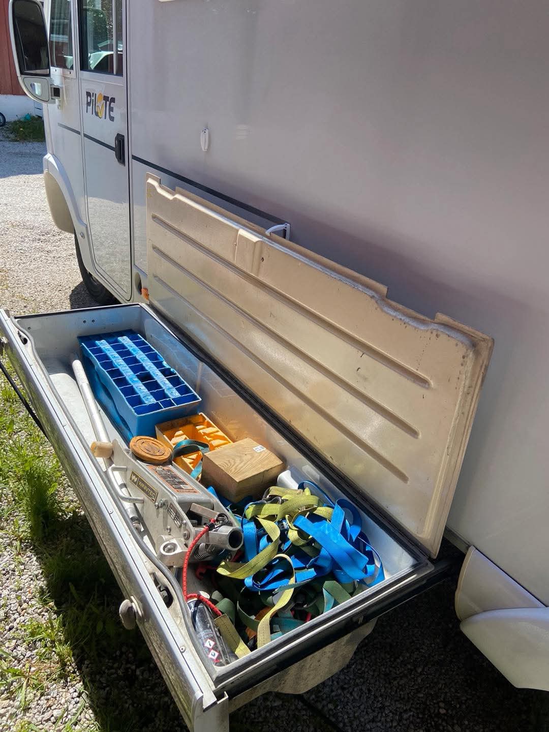 Pilote Explorateur 703 Fp. 318 CDI V6. Automatique, support H 2000 kg. Neuf