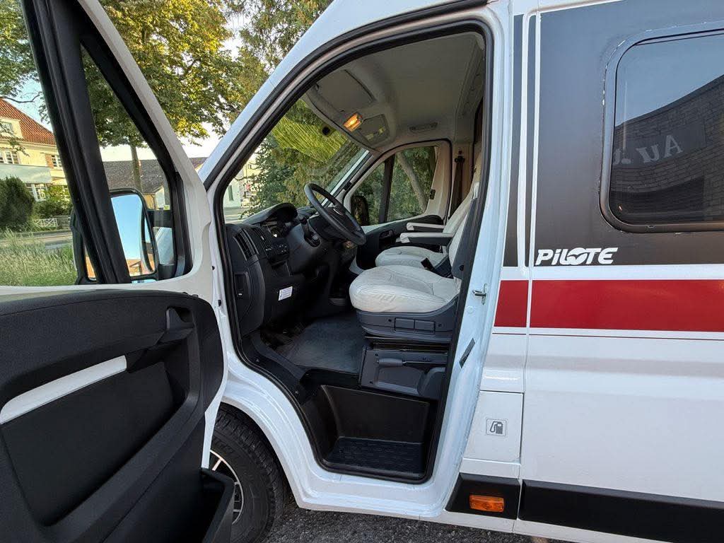 Pilote V630J toit ouvrant / couchage longitudinal