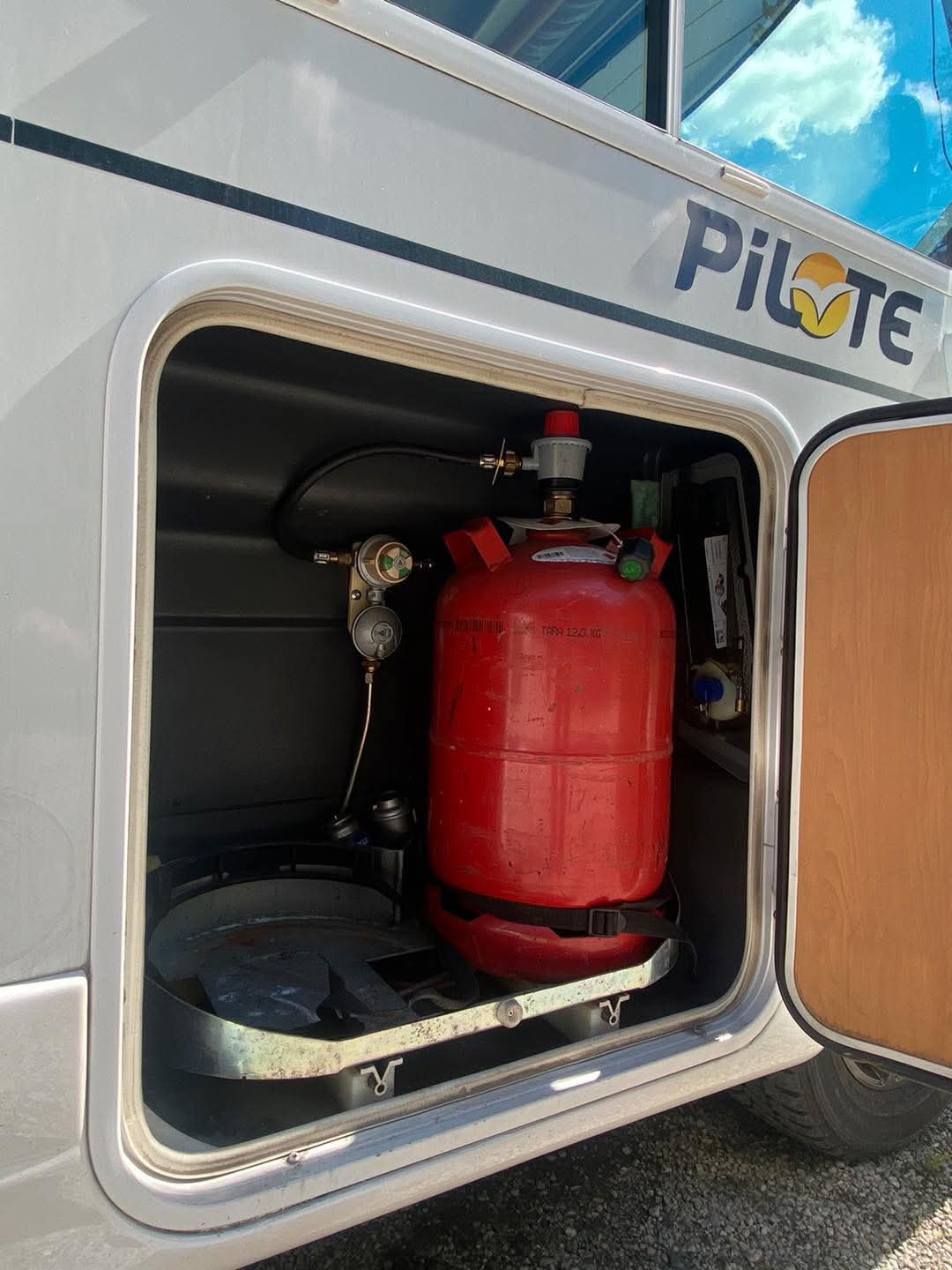 Pilote Explorateur 703 Fp. 318 CDI V6. Automatique, support H 2000 kg. Neuf