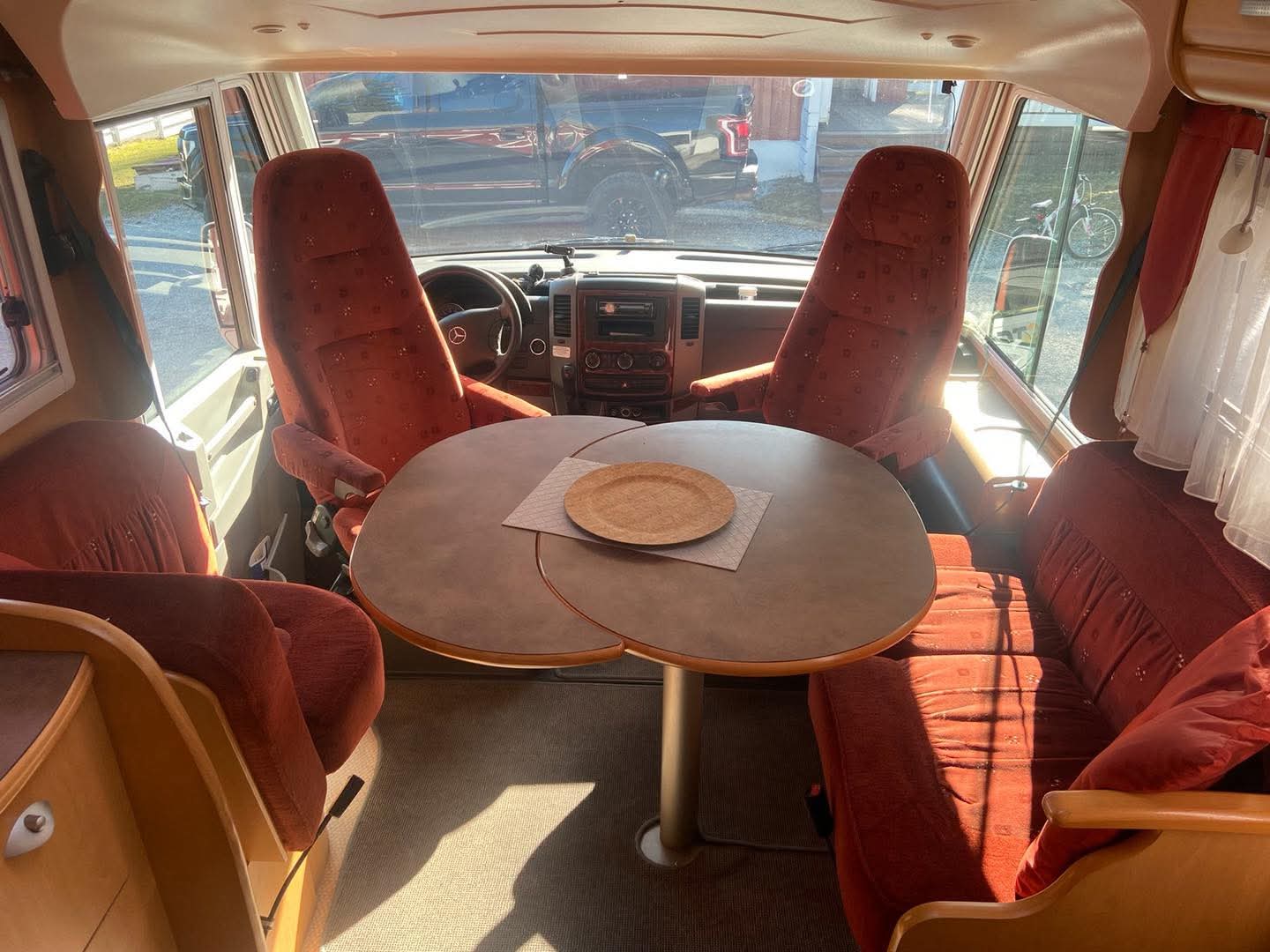 Pilote Explorateur 703 Fp. 318 CDI V6. Automatique, support H 2000 kg. Neuf