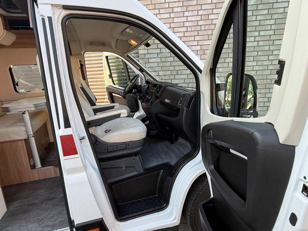 Pilote V630J toit ouvrant / couchage longitudinal