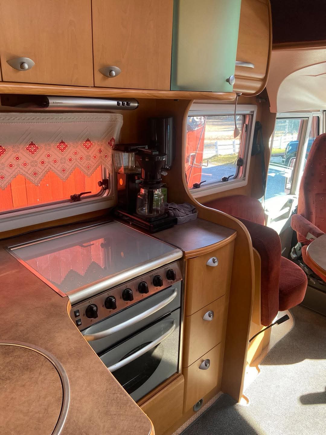 Pilote Explorateur 703 Fp. 318 CDI V6. Automatique, support H 2000 kg. Neuf