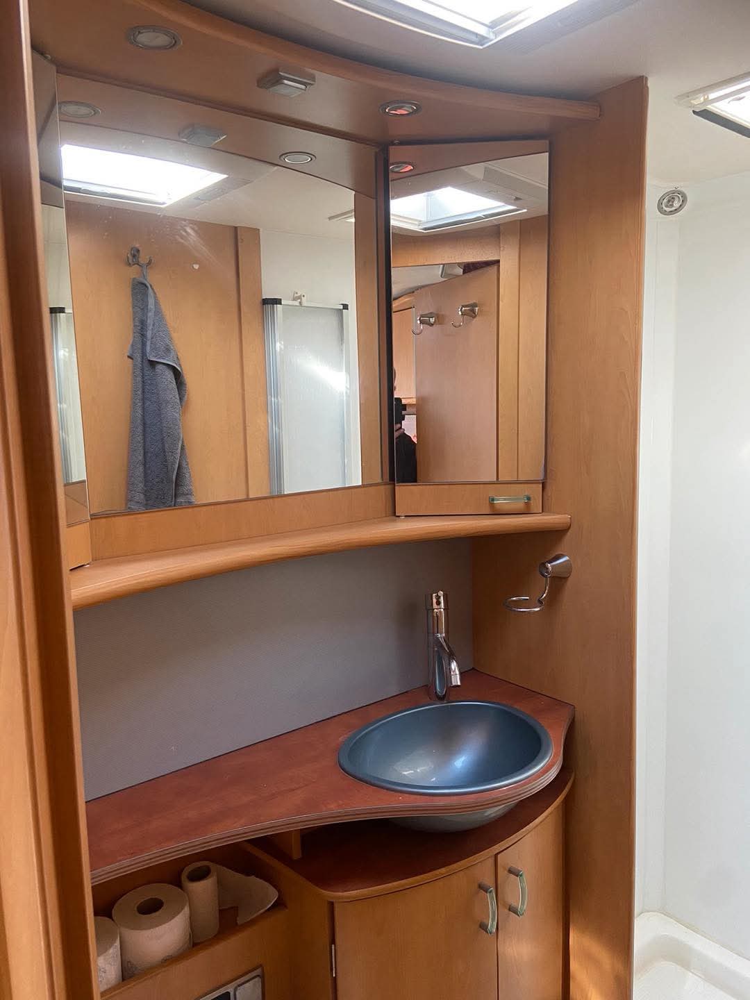 Pilote Explorateur 703 Fp. 318 CDI V6. Automatique, support H 2000 kg. Neuf