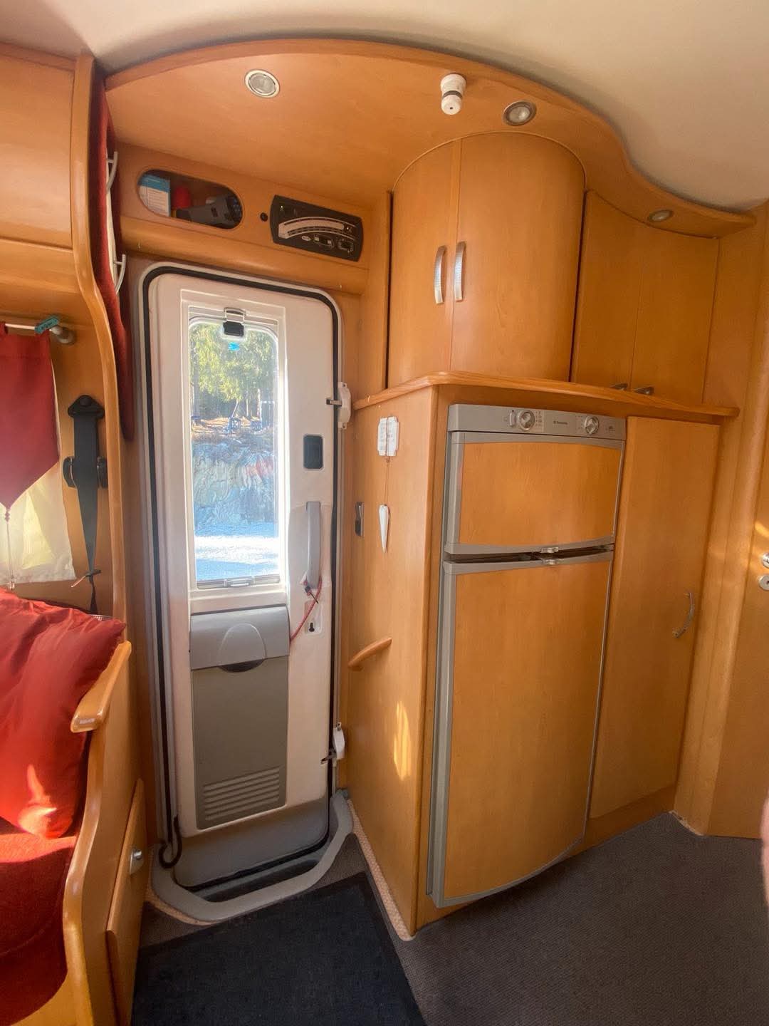 Pilote Explorateur 703 Fp. 318 CDI V6. Automatique, support H 2000 kg. Neuf