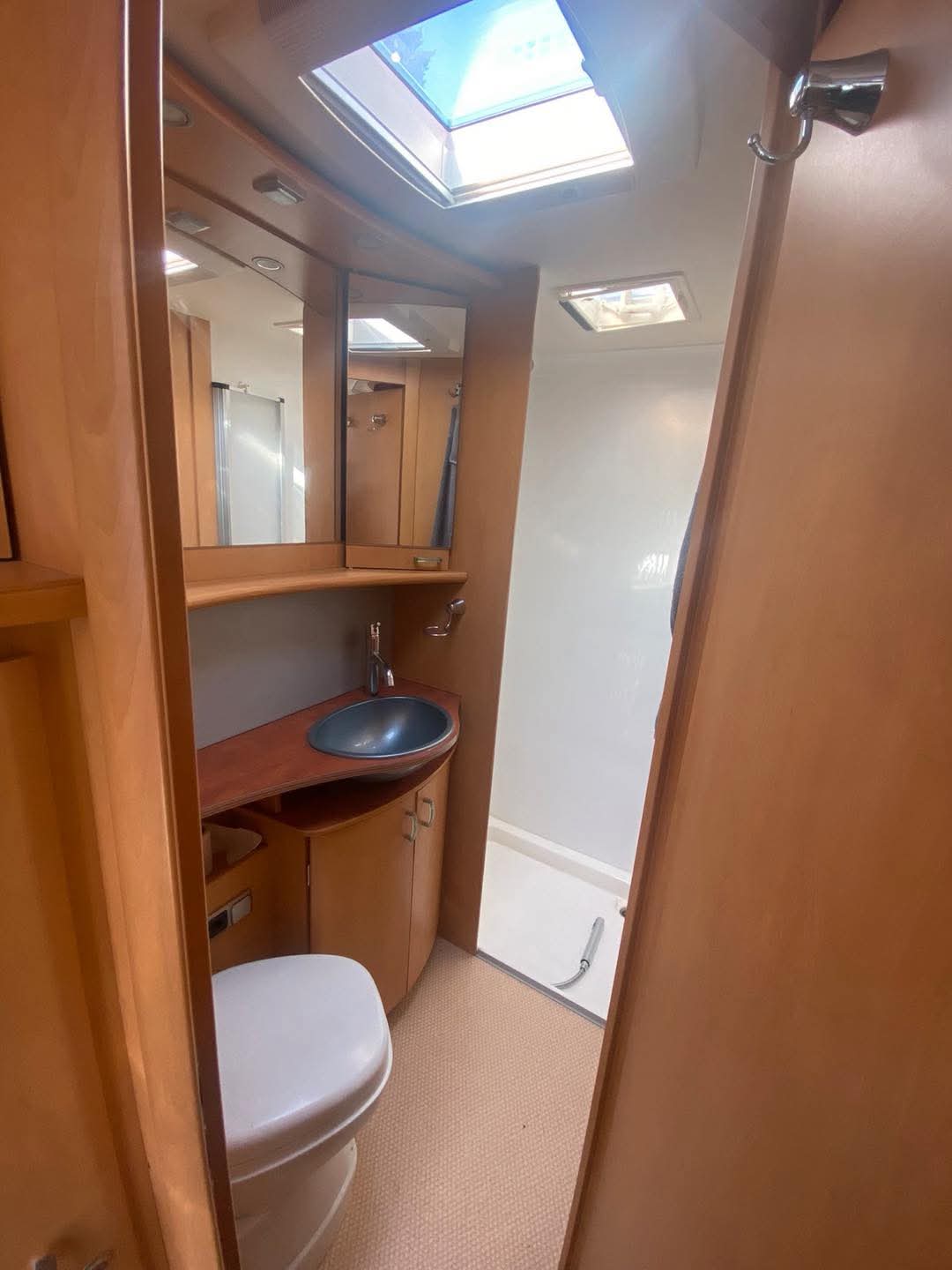 Pilote Explorateur 703 Fp. 318 CDI V6. Automatique, support H 2000 kg. Neuf